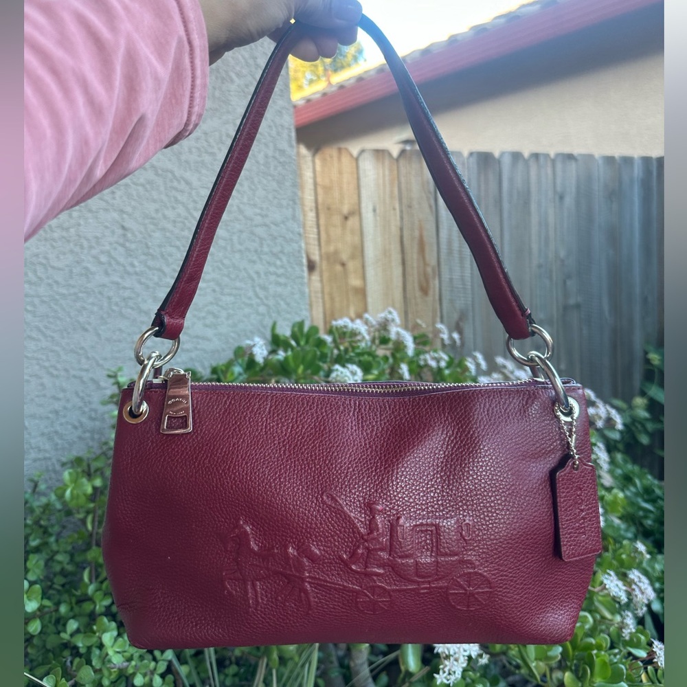 𝓒𝓞𝓐𝓒𝓗 Embossed Horse & Carriage shoulder bag - Picture 3 of 16